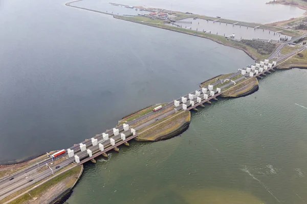 Luchtfoto Nederlandse Stevinsluizen in de buurt van den oever, lock complex Afsluitdijk — Stockfoto
