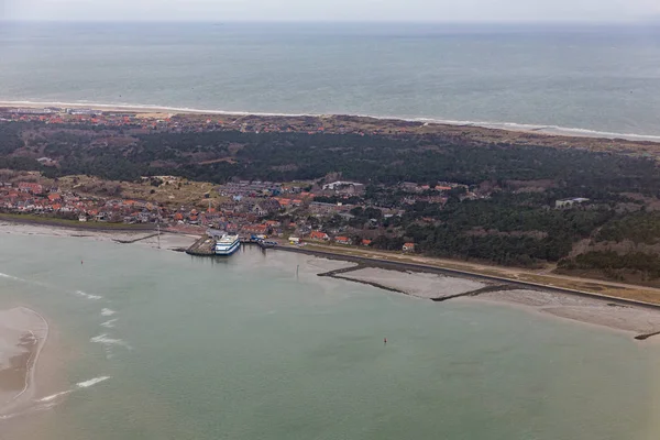 桟橋とフェリーターミナル付きの航空写真オランダの島ヴリーランド — ストック写真