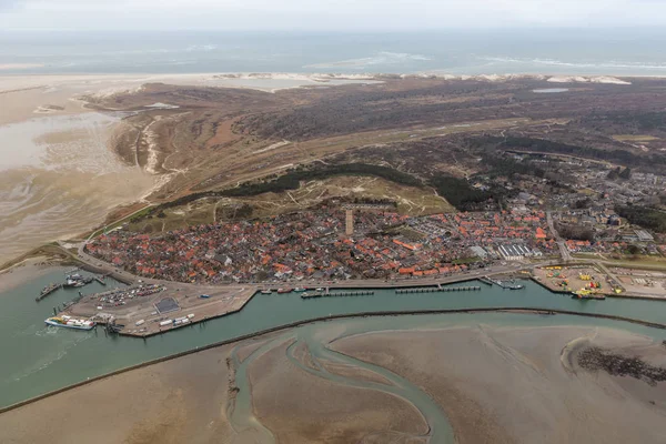 Widok z lotu ptaka holenderski port i Village Terschelling — Zdjęcie stockowe