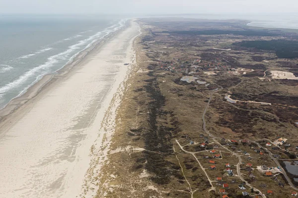 Luftaufnahme holländische Insel Terschelling mit Strand und Ferienhäusern — Stockfoto