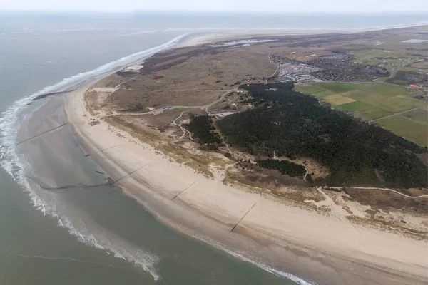 Vista aérea Isla holandesa Ameland con playa y faro —  Fotos de Stock