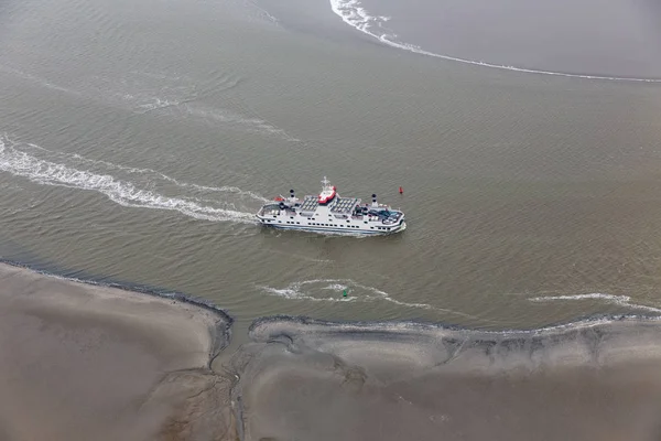 Holländische Fähre im Wattenmeer, die zwischen Sandbänken navigiert — Stockfoto
