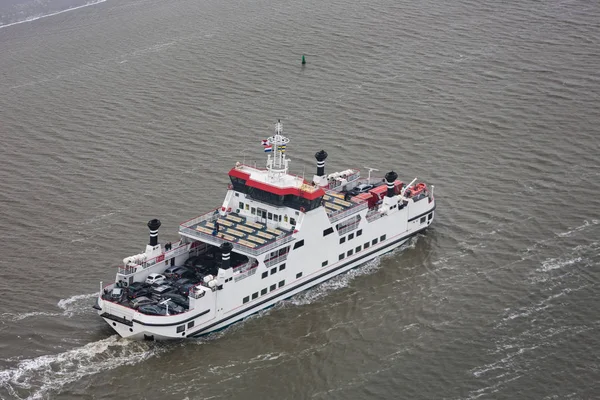 Barco holandés en el Mar de Wadden navegando entre bancos de arena — Foto de Stock