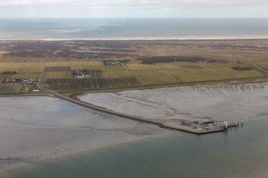 İskele ve feribot terminali ile hava görünümü Hollanda Adası Schiermonnikoog