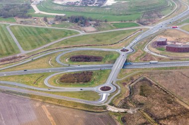 Hollanda şehri Groningen'de havadan görünüm kavşak otoyolu ve üst geçidi