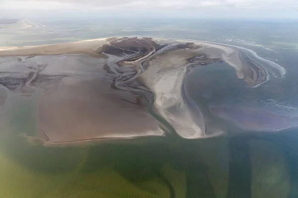 Luftaufnahme holländische Insel rottumerplaat, Küste mit Watt und Kanälen — Stockfoto