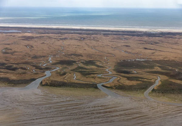 Widok z lotu ptaka holenderska wyspa Schiermoniikoog, linia brzegowa z mokradeł i kanałów — Zdjęcie stockowe