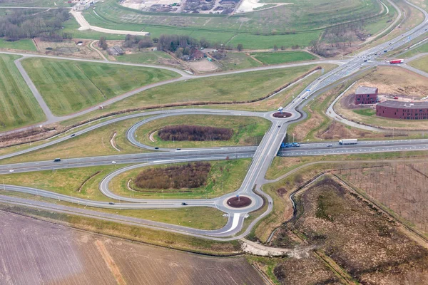 Hollanda şehri Groningen'de havadan görünüm kavşak otoyolu ve üst geçidi — Stok fotoğraf