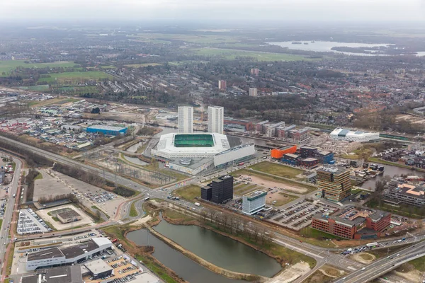 Utsikt mot flygplats Horisont holländsk stad av Goningen med fotbollsstadion — Stockfoto