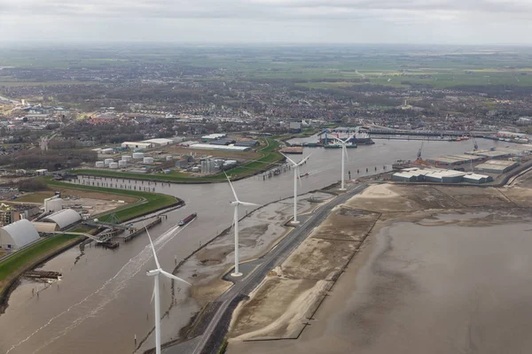 Vista aerea porto olandese Delfzijl con turbine eoliche e fabbriche — Foto Stock