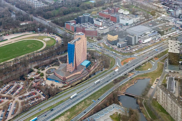 Luftaufnahme Skyline holländische Stadt Goningen mit modernem Wolkenkratzer — Stockfoto