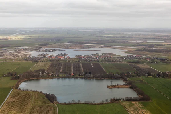 Blick auf holländischen See mit Baustelle Wohngebiet Stadt Groningen — Stockfoto