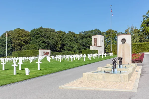 ルクセンブルクの記念碑と噴水を持つアメリカの Ww2 墓地 — ストック写真