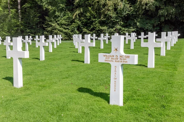 Cementerio americano de la Segunda Guerra Mundial con monumento conmemorativo y lápidas en Luxemburgo —  Fotos de Stock