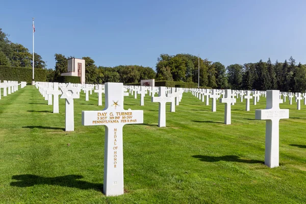 Cementerio americano de la Segunda Guerra Mundial con monumento conmemorativo y lápidas en Luxemburgo —  Fotos de Stock