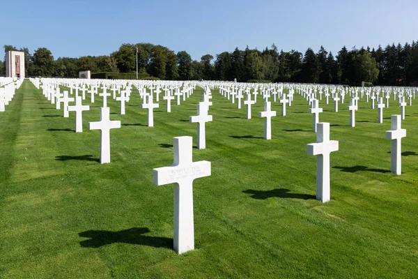 Cementerio americano de la Segunda Guerra Mundial con monumento conmemorativo y lápidas en Luxemburgo — Foto de Stock