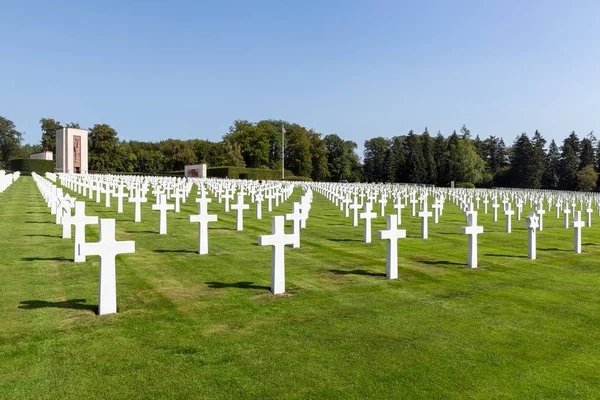 Amerikai Ww2 temető emlékműemléképületekkel és sírkövekkel Luxembourgban — Stock Fotó