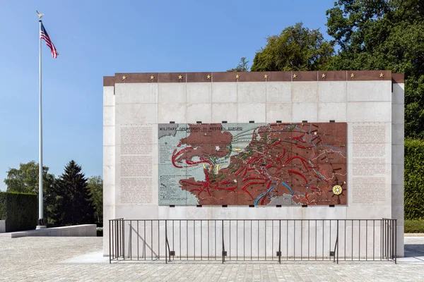 記念碑と地図軍事作戦を持つアメリカの第二次世界大戦墓地 — ストック写真
