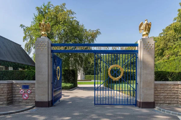 Entrada American WW2 Cementerio con puerta de hierro y águilas de oro — Foto de Stock