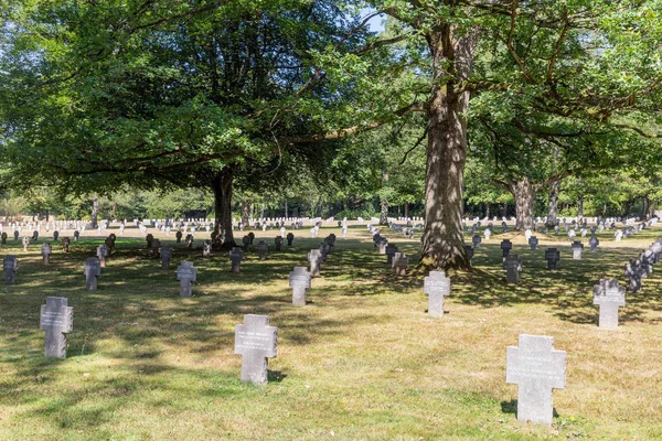 Emlékmű és sírkövek a német Ww2 Cemetery Sandweiler Luxembourgban — Stock Fotó
