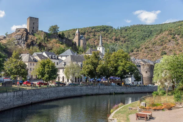Stadsbilden vid medeltida Esch-sur-Sure med flod och slottsruin, Luxemburg — Stockfoto