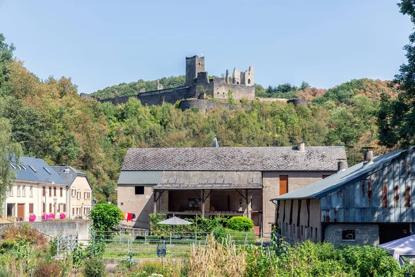 Mittelalterliche Ruine des brandenburgischen Schlosses auf einem Hügel in den luxemburgischen Ardennen — Stockfoto