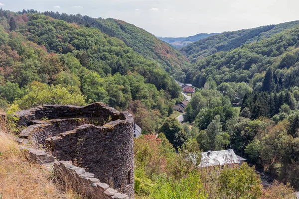 Ruina medieval del castillo de Brandeburgo en la colina de las Ardenas de Luxemburgo —  Fotos de Stock