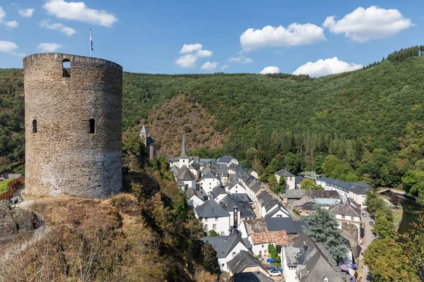 Vista aérea castelo ruína e aldeia Esch-sur-Sure no Luxemburgo — Fotografia de Stock