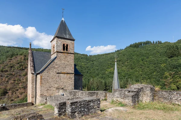 Hradní zřícenina a kostelní věž Esch-sur-jistě v Lucemburku — Stock fotografie