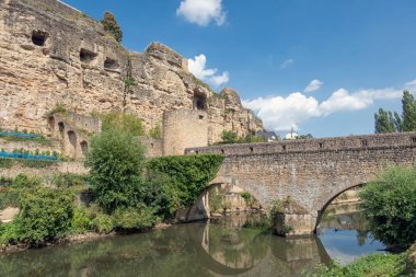 Grund şehir merkezinde Alzette nehri üzerinde Köprü