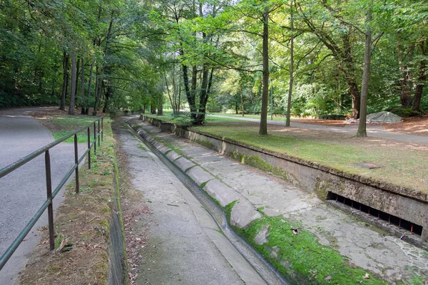 Parque centro da cidade de Luxemburgo com caminho ao longo do riacho Petrusse — Fotografia de Stock