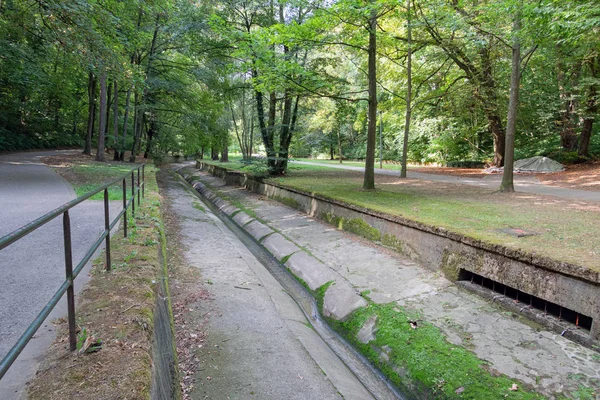 Park Downtown Luxemburg stad met voetpad langs Petrusse Creek — Stockfoto