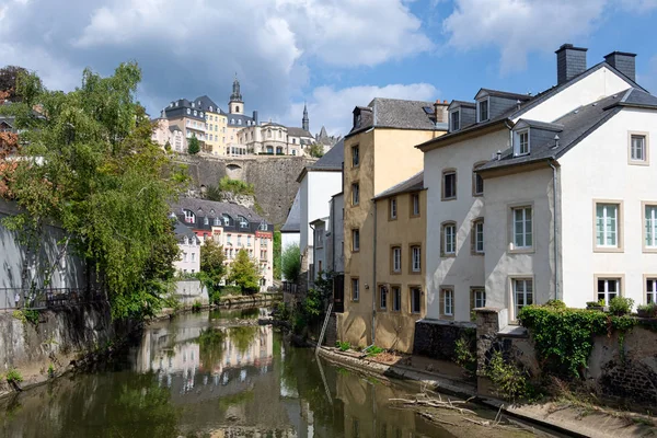 Grund centrum Luxemburg stad, huizen en bomen langs de Alzette rivier — Stockfoto