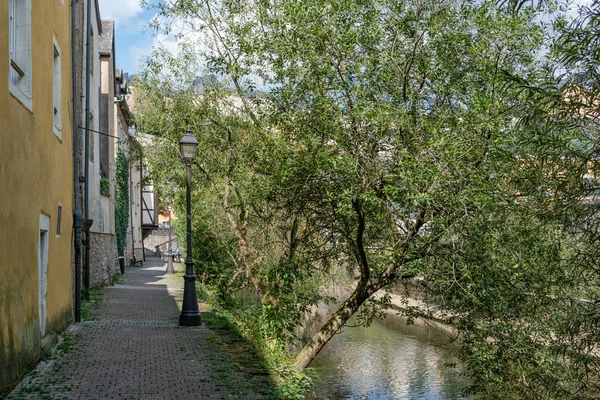 Grund centrum Luxemburg stad, huizen en bomen langs de Alzette rivier — Stockfoto