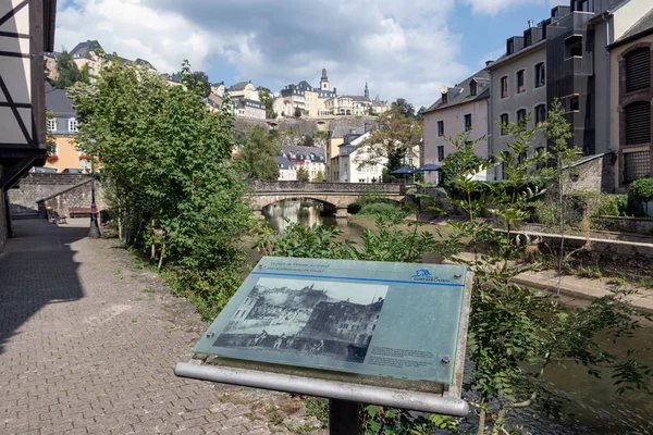 Městské centrum Grund s informačním panelem podél řeky Alzette — Stock fotografie