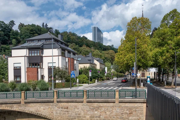 Luxemburg stad langs de rivier de Grund met Europees kantoorgebouw — Stockfoto