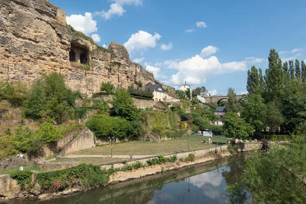 Alzette river luxembourg city downtown grund mit park und befestigungsanlagen — Stockfoto