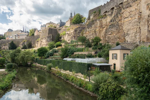 Alzette rzeka Luksemburg centrum miasta Grund z fortyfikacjami i ogrodami — Zdjęcie stockowe