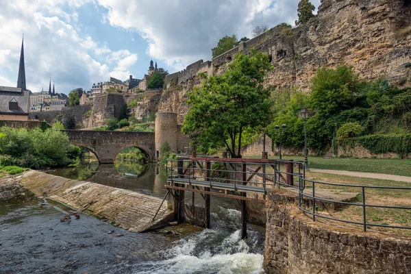 Wehr Alzette Fluss Luxemburg Stadt mit Befestigungsanlagen und Steinbrücke — Stockfoto