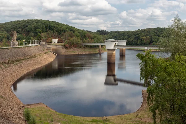 Gileppe dam in België met twee drinkwater watertoevoer systemen — Stockfoto