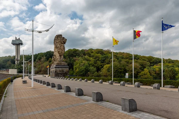 Gileppe dam in Belgium with footpath, watch-tower and monumental Lion — Stock Photo, Image