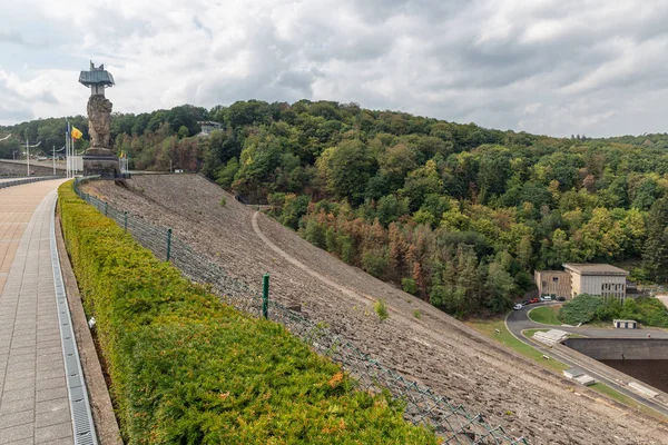 Barrage de Gileppe en Belgique avec sentier pédestre, tour de guet et monumental Lion — Photo