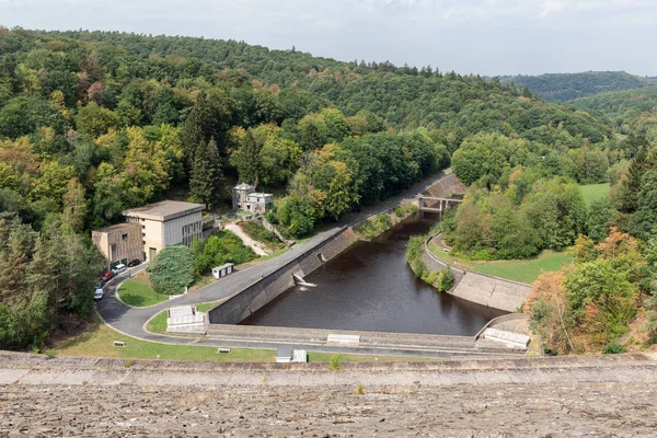 Gileppe dam in België met elektriciteitscentrale voor waterkrachtcentrales — Stockfoto