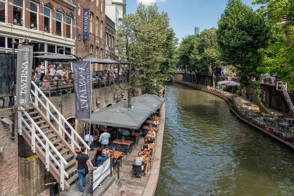 Holländska staden Utrecht med shopping människor och terrasser längs Canal — Stockfoto