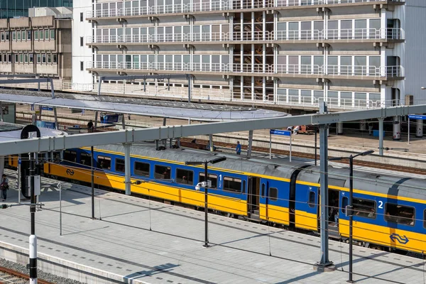 Estação caminho de ferro Utrecht com trens de espera e viajantes — Fotografia de Stock