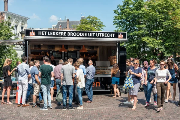 Sandwich shop Dutch city Utrecht with customers buying a sandwich — Stock Photo, Image