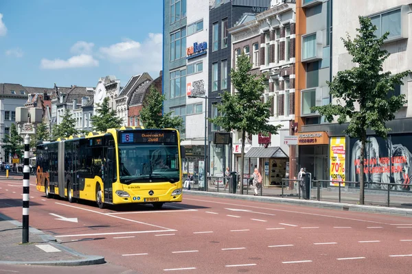 Stadtbild holländische Stadt utrecht mit Stadtbus, der auf Kreuzung wartet — Stockfoto