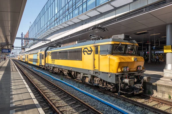Stazione ferroviaria Utrecht con treno in attesa e viaggiatori — Foto Stock