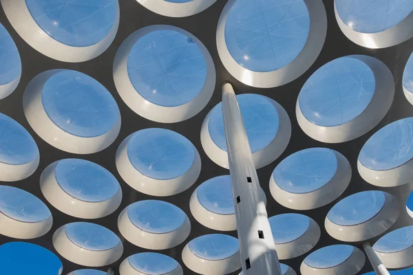 Telhado moderno com janelas de vidro círculo sobre o centro comercial de passagem — Fotografia de Stock