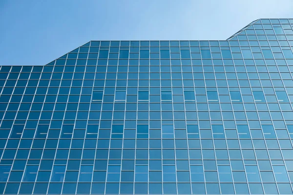 Fachada de vidrio moderno edificio de oficinas en la ciudad holandesa Utrecht — Foto de Stock